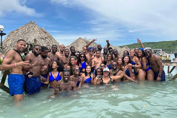 5 Islands VIP Escape : Snorkeling, Private Lunch & Open Bar - Snorkeling near Isla Grande and the sunken plane