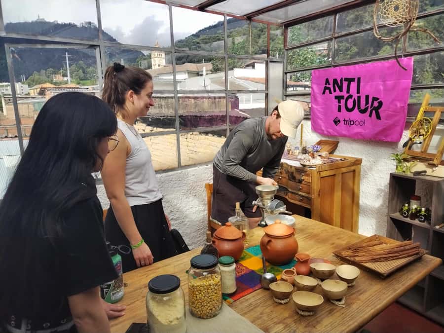 Anti tour Medellin - Starting at the Monumento a la Raza