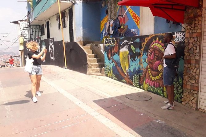 Barrio transformation and urban escalator of Comuna 13 - Comuna 13 turns public art into a neighborhood walk