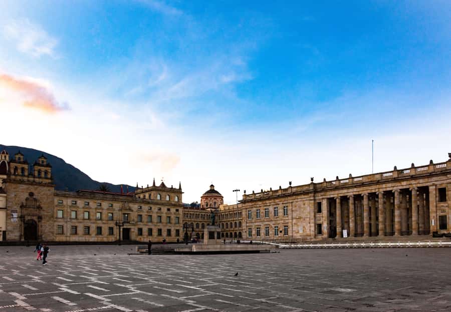 Bogotá: City Tour with Monserrate Hill, transfers and guide - What the guides add to the day