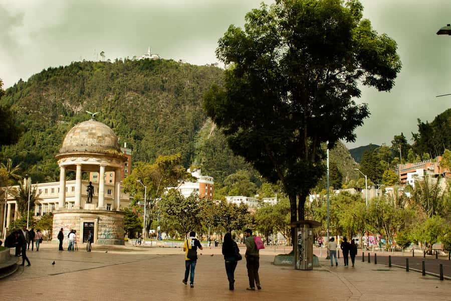 Bogotá: Grand City Tour with Monserrate, Usaquén and Lunch - Following the Eje Ambiental into old Bogotá