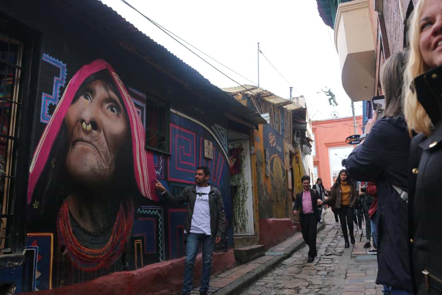 Bogotá: Guided La Candelaria Walking Tour - La Concordia market and Colombian fruit tasting