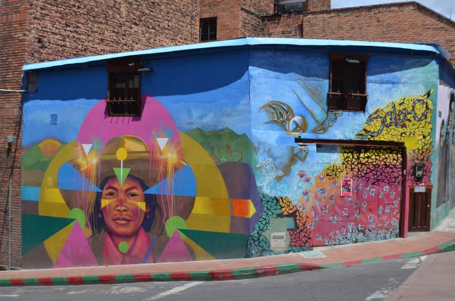 Bogotá: La Candelaria Graffiti & Urban Art Guided Tour - The first hour: reading murals instead of merely photographing them