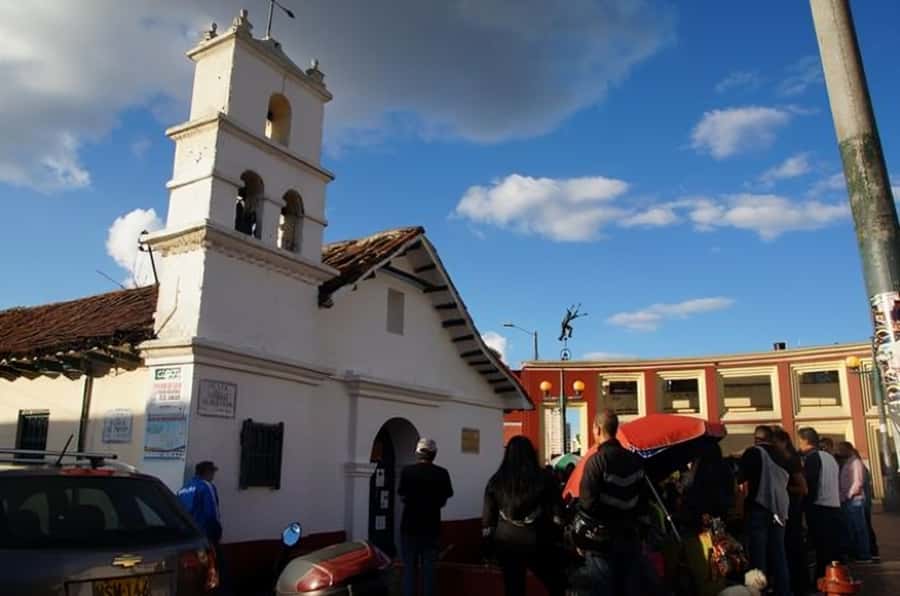 Bogota : Must-See Sites Walking Tour With a Guide - Colombian coffee in a relaxed café