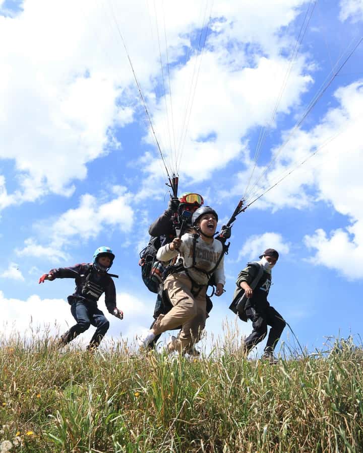 Bogota: Paragliding activity in La Calera with transfers - Preparing for takeoff near Guatavita