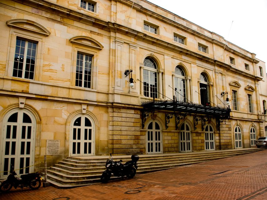 Bogotá: Private Candelaria Walking Tour with Gold Museum - Government Buildings and July 20 History