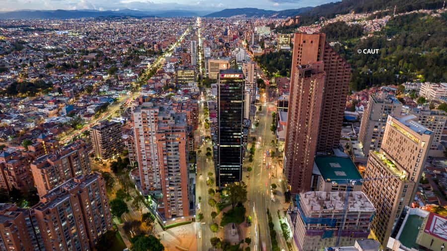 Bogotá: Private Guided Tour with Monserrate & La Candelaria - La Candelaria: cobblestones, murals, and old Bogotá