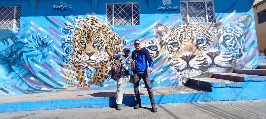Bogotá´s Barrios: El Paraíso Favela Tour with Cable Car - Walking through bright streets and powerful murals