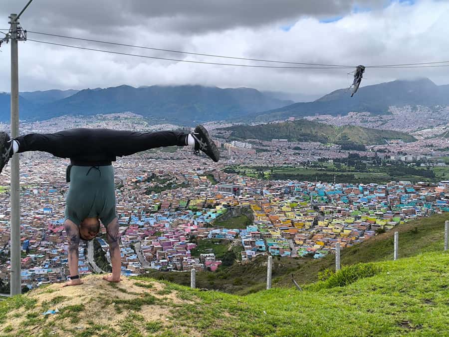 Bogotá´s Barrios: El Paraíso Favela Tour with Cable Car - Meeting at the Gold Museum and crossing the city