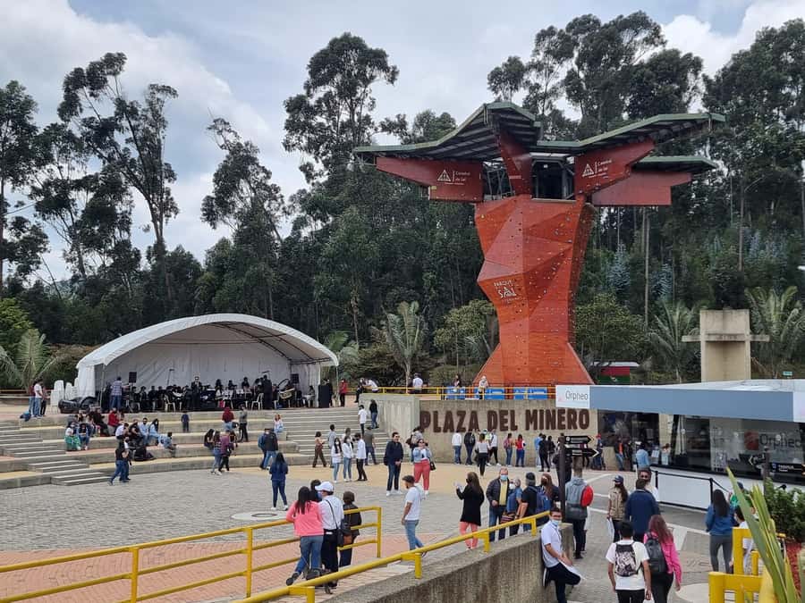 Bogotá: Salt Cathedral & Lake Guatavitá Tour with Lunch - Guatavita town and the Tominé Reservoir