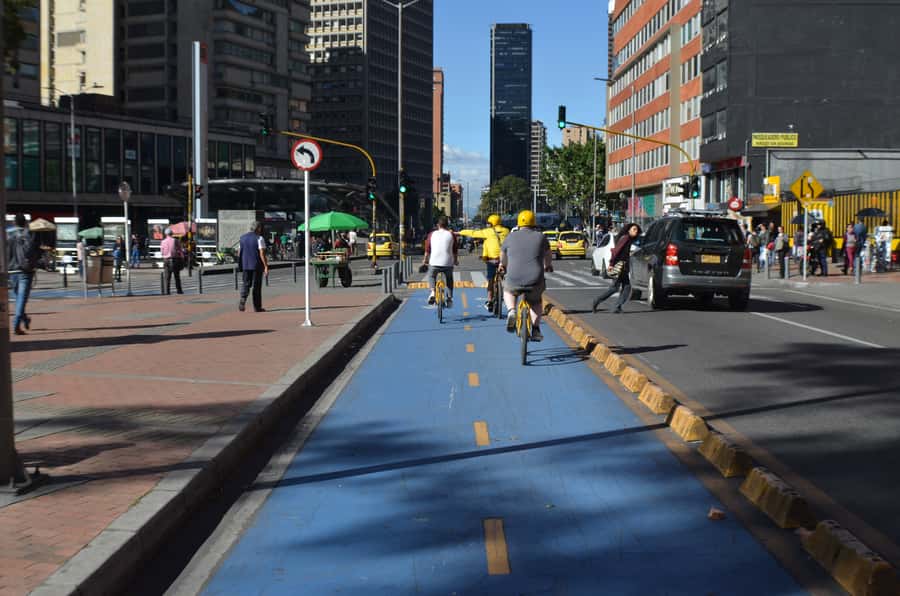 Bogotá: Shared Bike Tour - Riding historic 7th Avenue