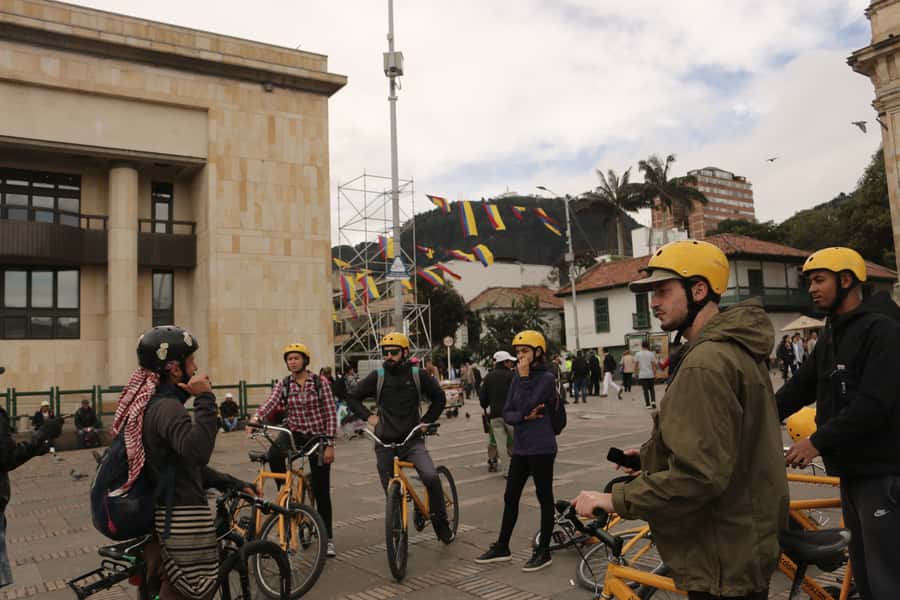 Bogotá: Shared Bike Tour - Leafy Parkway Boulevard