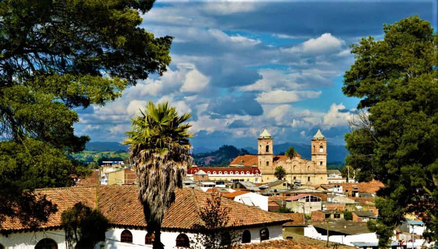 Bogota: Zipaquira, Salt Cathedral & Lake Guatavitá Tour - Lunch above the Tomine Reservoir
