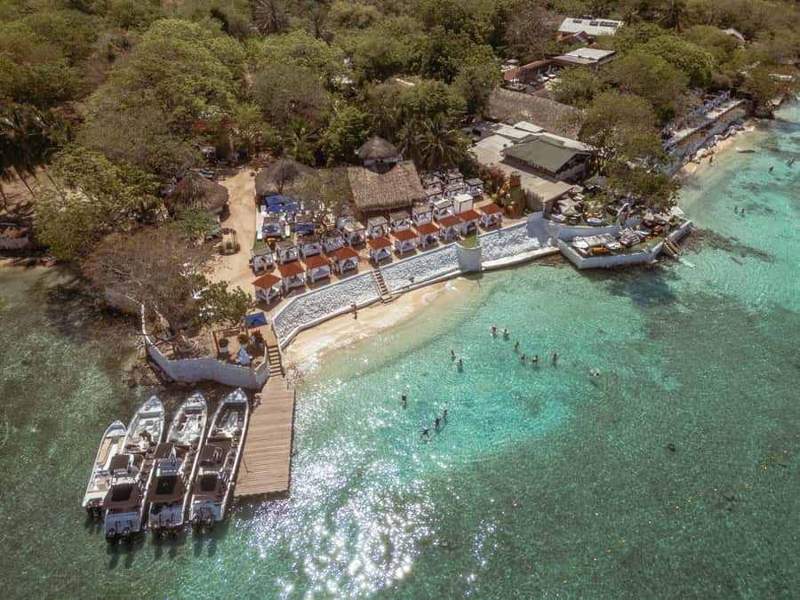 BORA BORA AREA CLUB - Choosing your beach bed and best place to sit