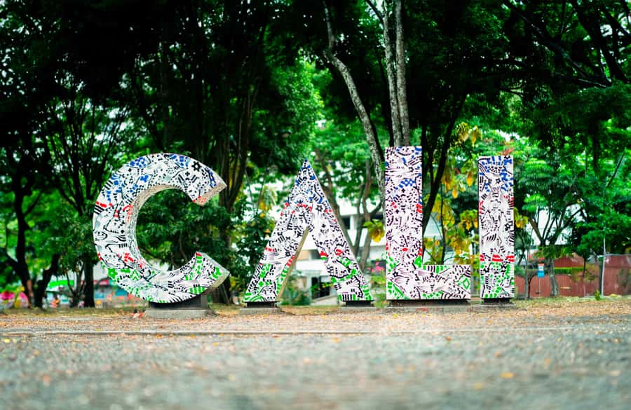 Cali: City Tour - A typical drink makes the Boulevard del Rio feel local