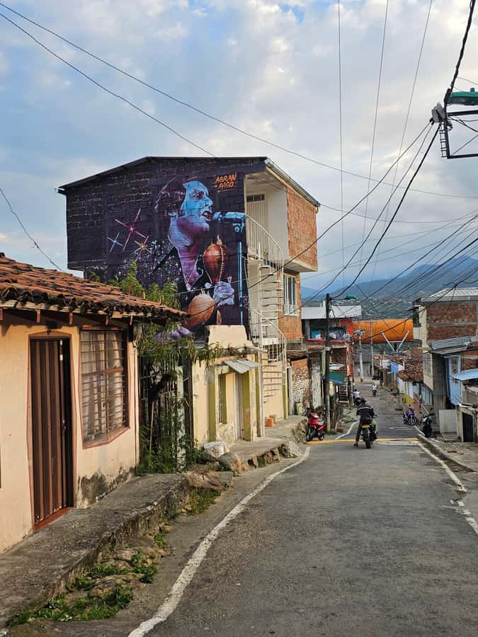 Cali: Comuna 20 Siloé Street Art Tour - Why Comuna 20 Siloé feels different from a standard city tour