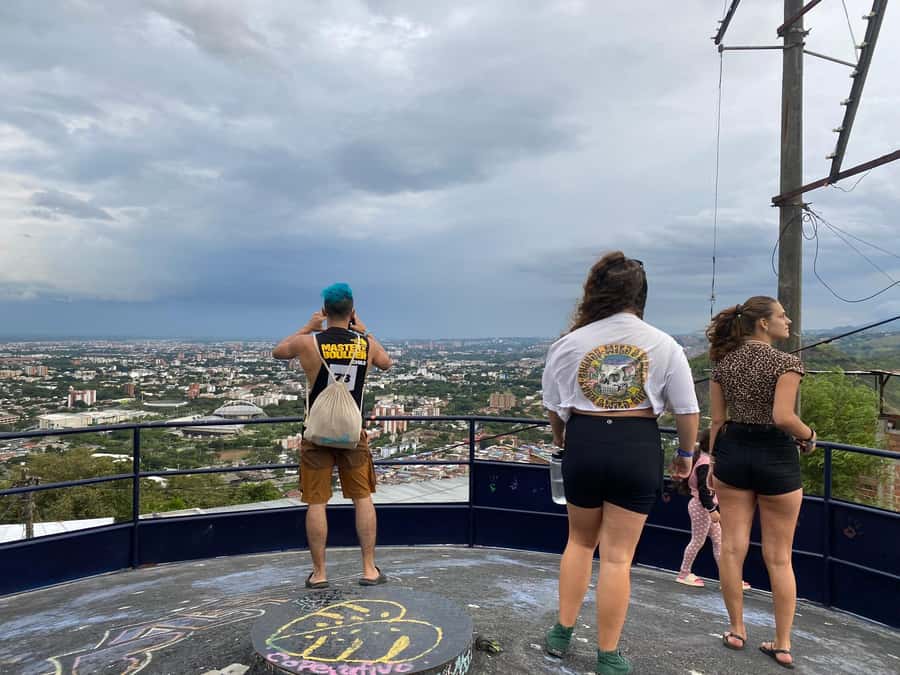 Cali: Comuna 20 Siloé Street Art Tour - Murals, staircases, and stories with a local guide