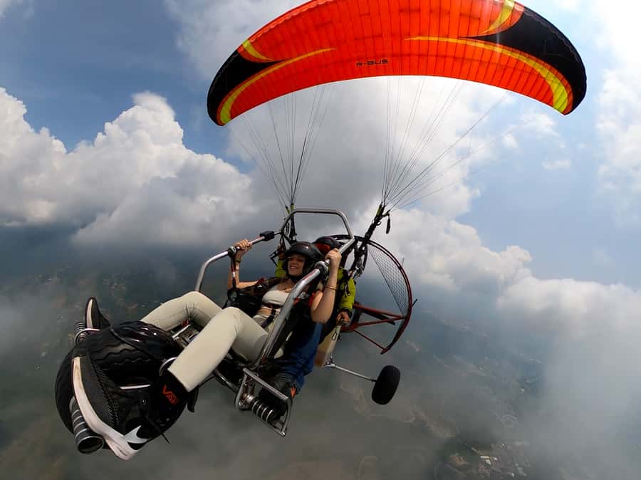 Cali: Paratrike Flight - Paragliding - Returning to the Ground and Checking the Photos