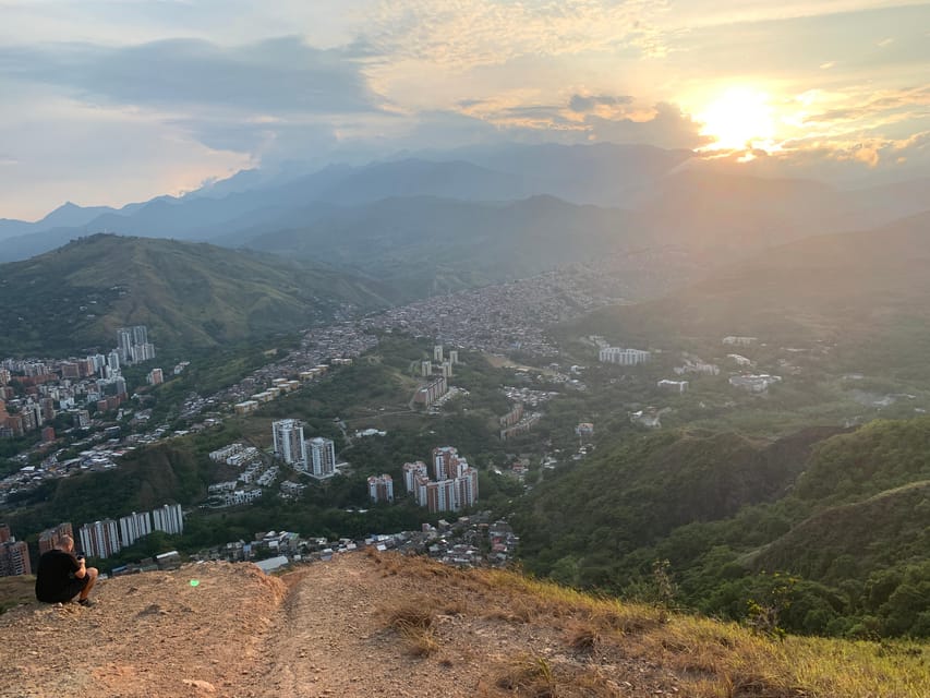 Cali: TRES CRUCES - Cali's most popular hike and monument - The guide and group size