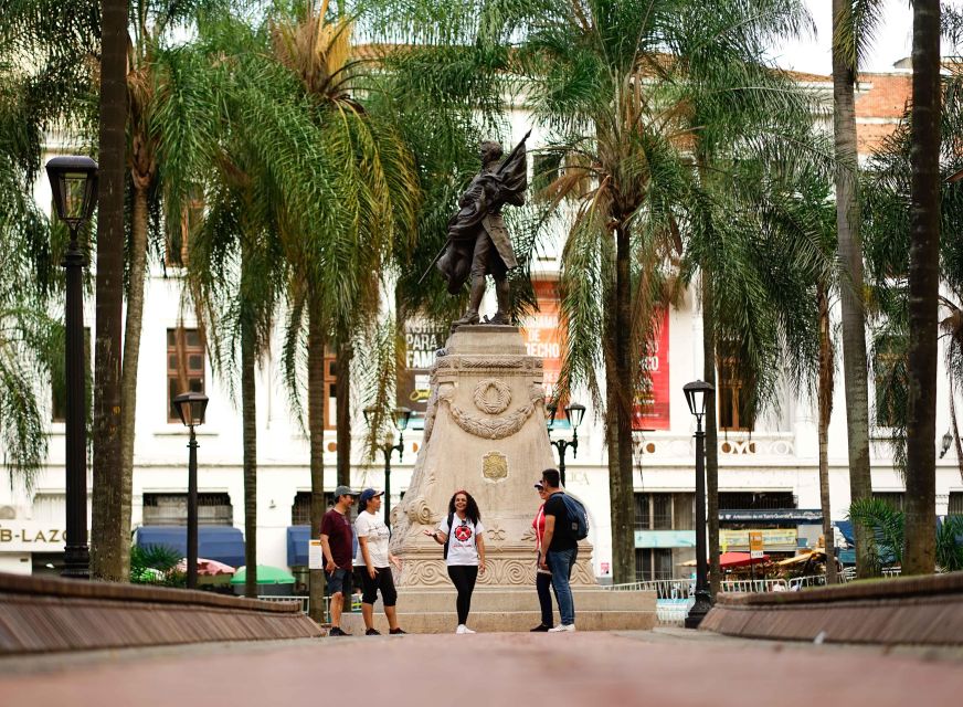 Cali: Walking tour of the historic center - Parks, squares, and colonial-style buildings