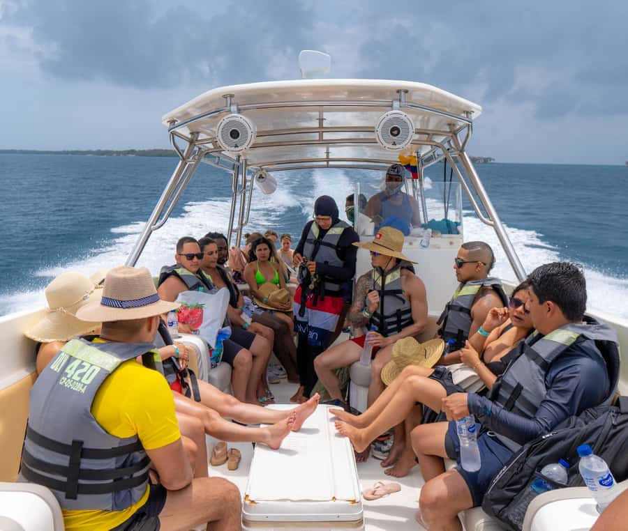 Cartagena: 5 Island Boat Tour with Night Bioluminescent Stop - Meeting at San Martín and Getting on the Boat