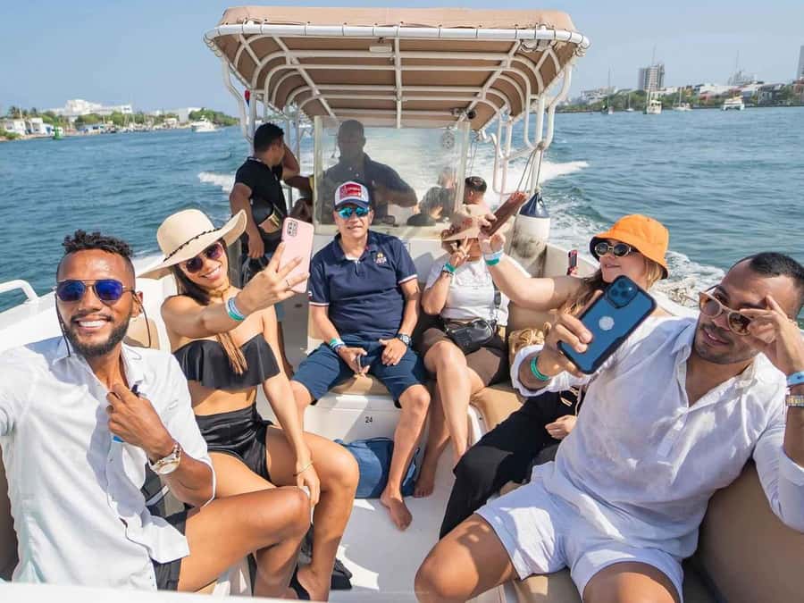 Cartagena: 5 Rosario Islands, Full party with drinks, Snorkeling and lunch - Leaving Cartagena through Bocachica