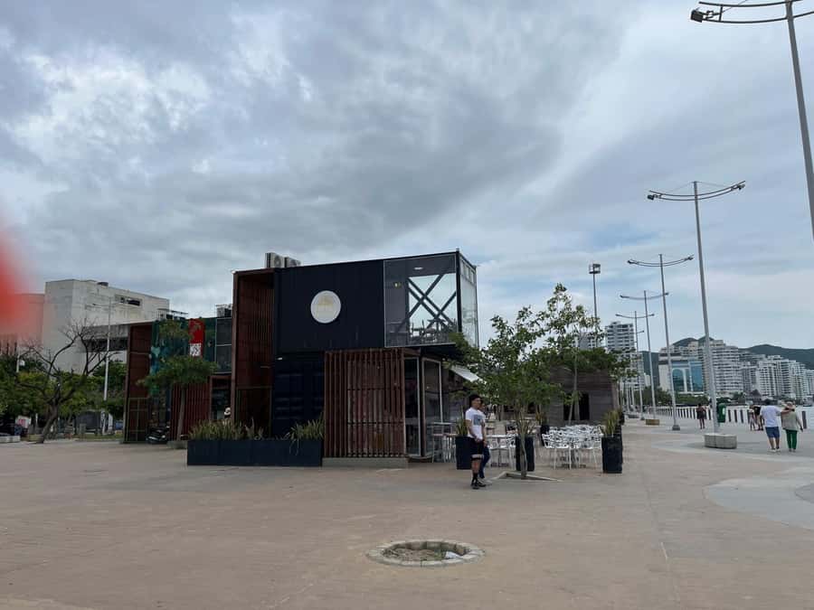 Cartagena: Barranquilla and Santa Marta BILINGUAL GUIDE - El Pibe Valderrama and Santa Marta’s local identity