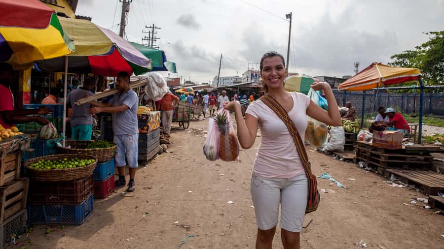 Cartagena Bazurto Market: Authentic Food & Culture Tour - Walking Through Stalls and Meeting Vendors