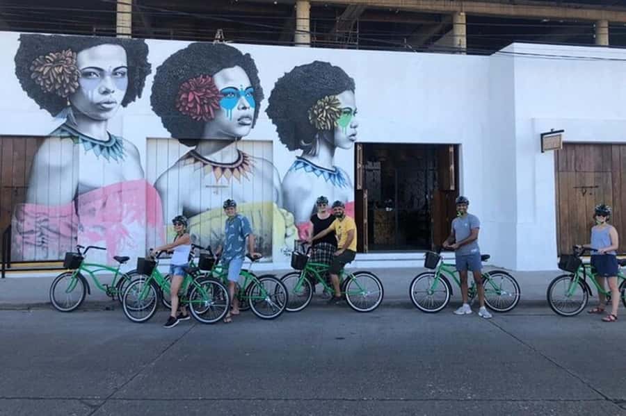 Cartagena: Bike rental 1 hour to 24 hours - Riding through the Centro Histórico