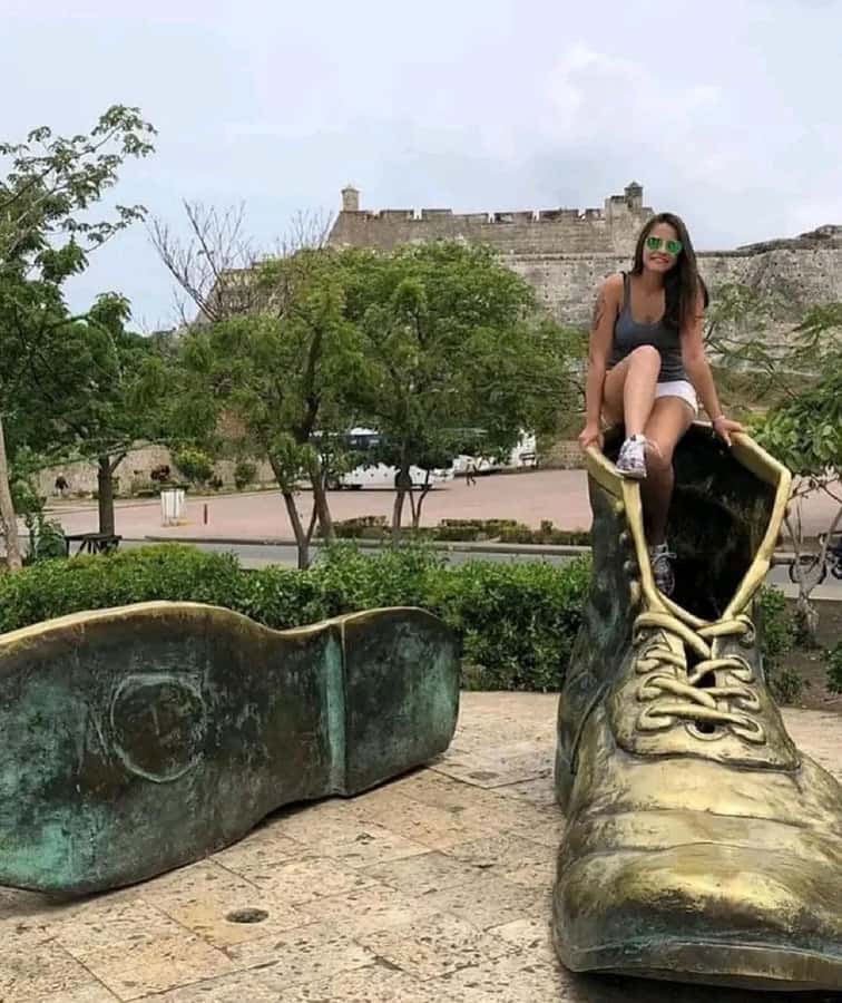 Cartagena: BILINGUAL CITY TOUR San Felipe Castle & Old city - Cartagena letters and the return to the walls