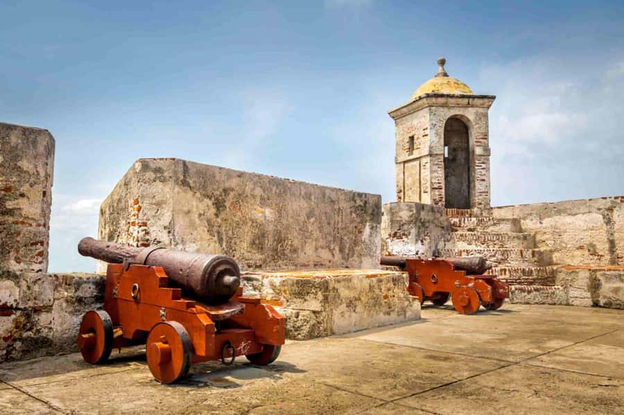 Cartagena: BILINGUAL CITYTOUR + SAN FELIPE CASTLE & Old city - A fast, colorful introduction to Cartagena