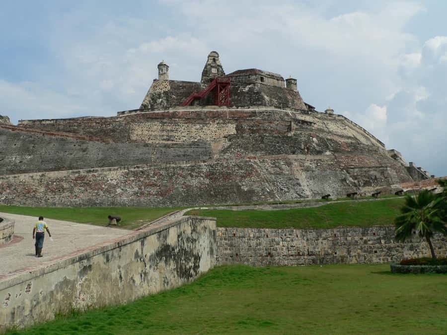 Cartagena: BILINGUAL CITYTOUR + SAN FELIPE CASTLE & Old city - Entering San Felipe Castle for 45 minutes