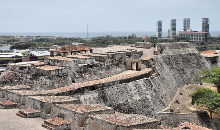 Cartagena: BILINGUAL CITYTOUR + SAN FELIPE CASTLE & Old city - Group size, timing, and the real four-hour question