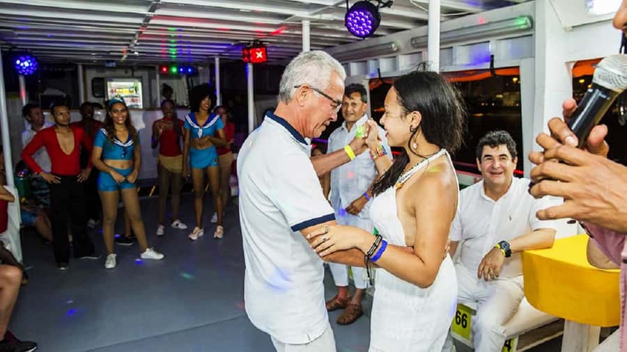 Cartagena: Buffet & party night,cocktails sailing in the bay - Who will enjoy this experience most?