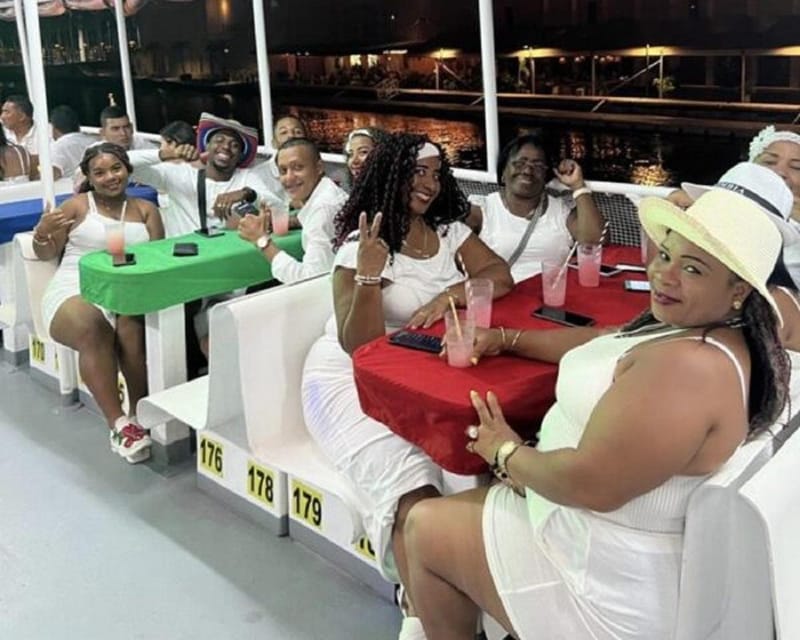 Cartagena: Buffet & party night,cocktails sailing in the bay - The return ride and final city views