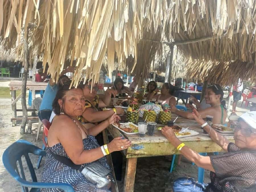 Cartagena: CHOLON & BARU with lunch - Pickup in Cartagena: six hotel zones and one central meeting point