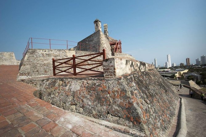 Cartagena City Tour & Convento de la Popa (AM) - Five minutes at the Zapatos Viejos monument