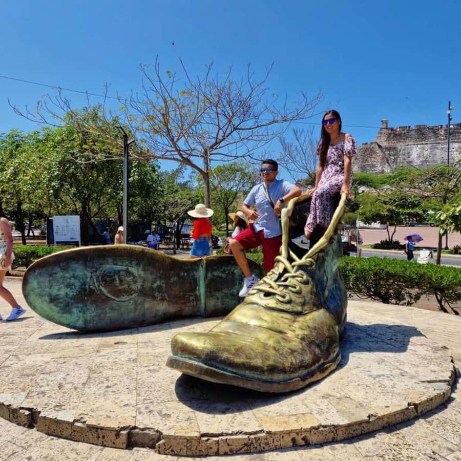 Cartagena: CITY TOUR OVERVIEW of the city Boots castle chiva - India Catalina and the city’s indigenous symbol