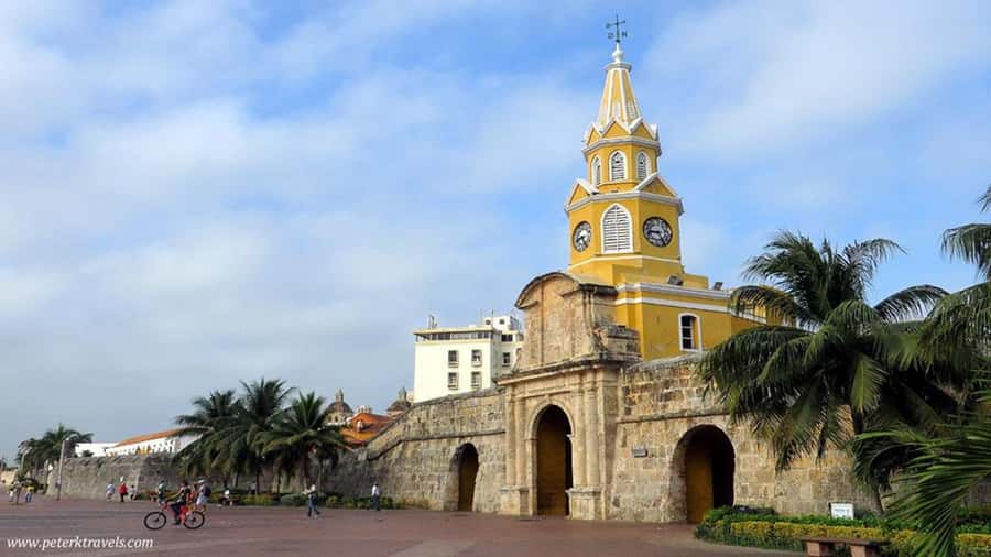 Cartagena: CITY TOUR OVERVIEW of the city Boots castle chiva - Meeting the chiva in Bocagrande
