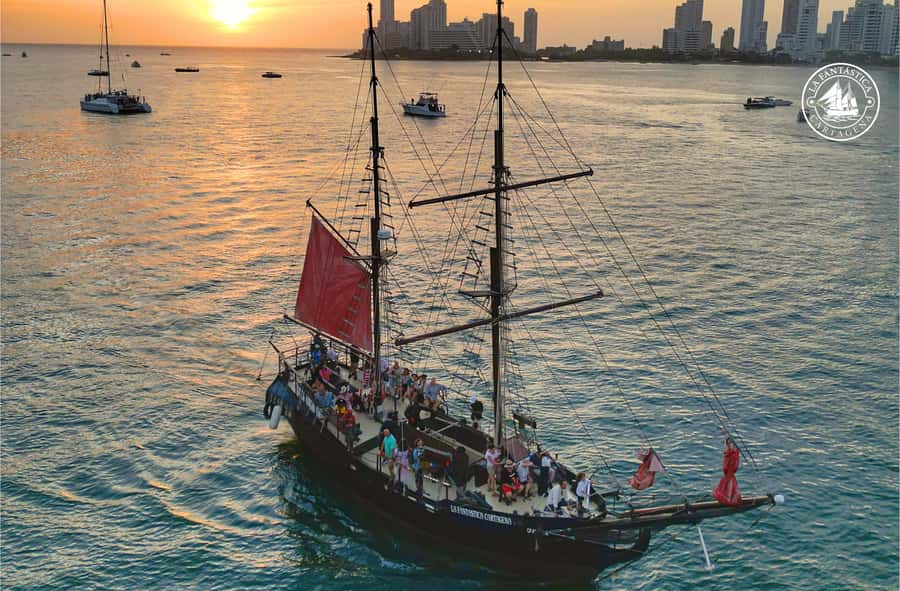 Cartagena, CO: Sunset Skyline Pirate Boat Tour with Drinks - History between Tierra Bomba and Bocagrande