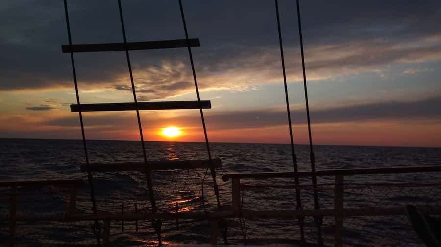 Cartagena, CO: Sunset Skyline Pirate Boat Tour with Drinks - Music, costumes, and the cannon show