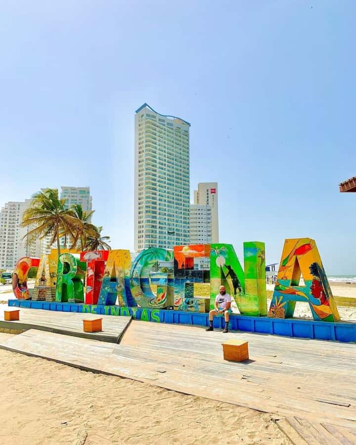 Cartagena: Complete Tour "San Felipe Castle, Popa and Getsemaní". - Getsemaní and the city beyond the postcard