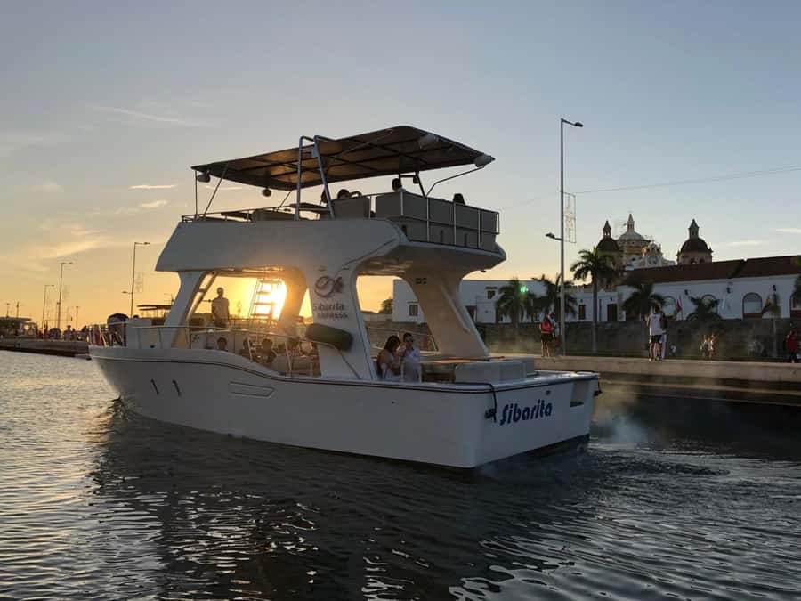 Cartagena: Cruise by the Bay with Dinner and Wine - A calm start at La Bodeguita