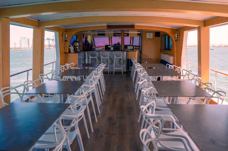 Cartagena: Cruise by the Bay with Dinner and Wine - Dinner choices and what the meal feels like