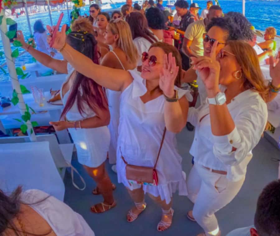 Cartagena de Indias: Sunset Cruise Open Bar with Dance Show - One hour for Cartagena’s sunset views