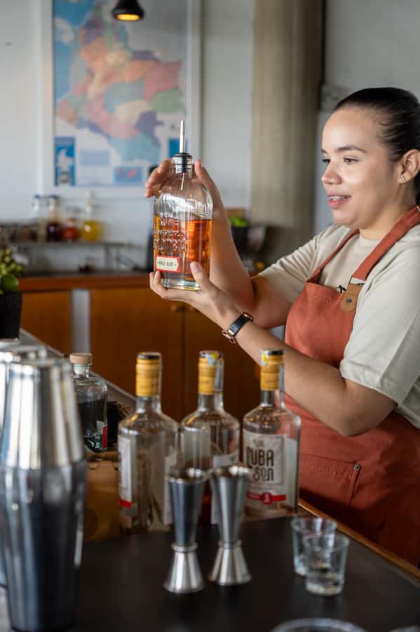 Cartagena: Express Rum and Chocolate Tasting Experience - Meeting the rum at Caffé Lunático