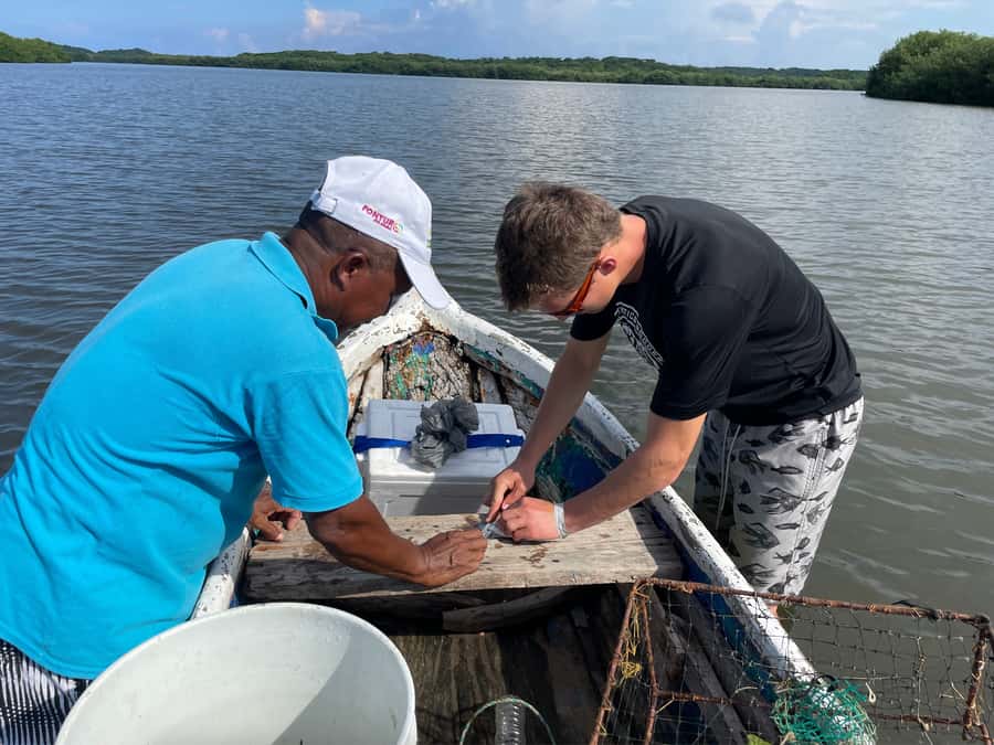 Cartagena Fishing, Crabbing, Birdwatching Experience + Lunch - Lunch at the beachfront restaurant