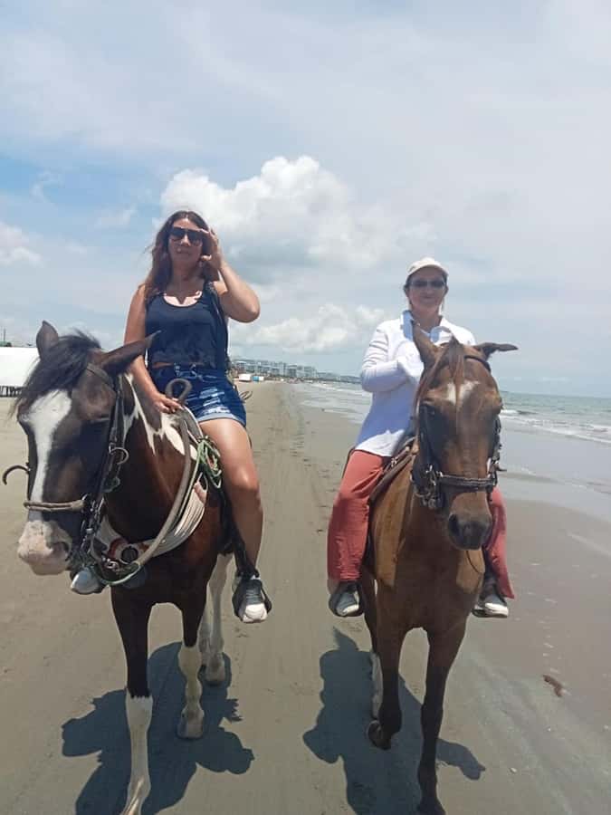 Cartagena: Horse Riding on the Beach with Photos and Lunch - La Boquilla: lunch, drinks, and a place to linger