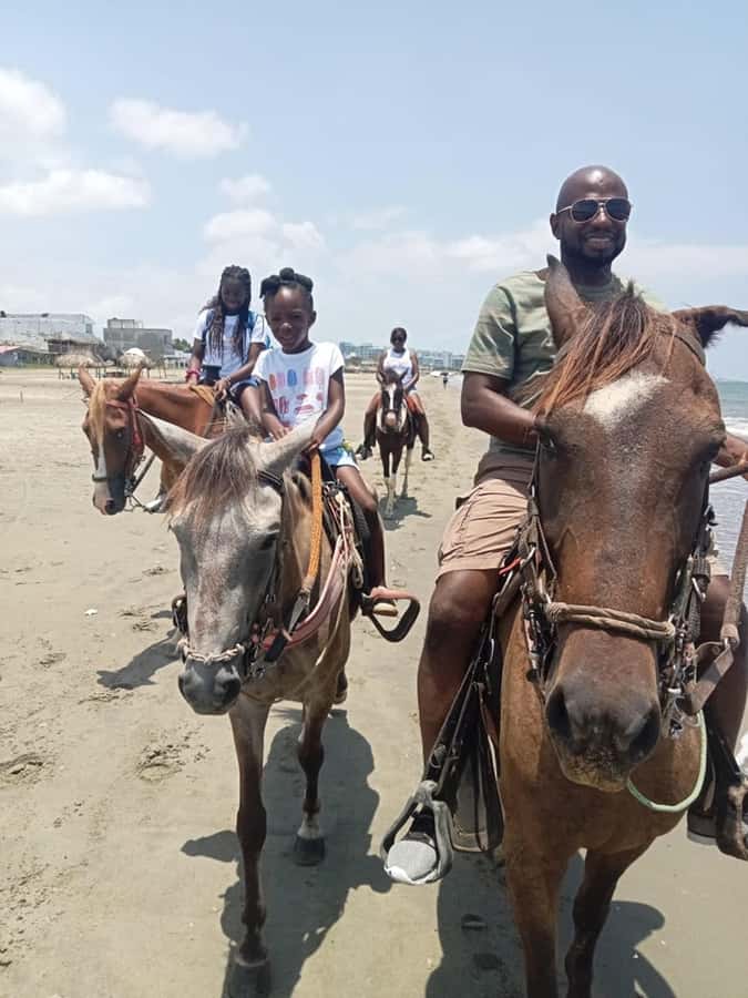 Cartagena: Horse Riding on the Beach with Photos and Lunch - Who should book this ride?