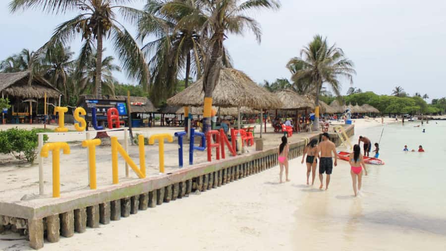 cartagena: Mucura and Santa Cruz Islands Tour spectacular - Santa Cruz del Islote and its unusual community